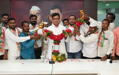 भाजप आणि विखे गटाला मोठं खिंडार, शेकडो कार्यकर्ते बाळासाहेब थोरातांसोबत