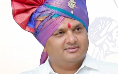 दुबार मतदान केल्याच्या आक्षेपानंतर भाजपच्या कार्यकर्त्यांकडून मतदान केंद्रावर दगडफेक, प्राजक्त तनपुरेंनी केला निषेध दुबार मतदान केल्याच्या आक्षेपानंतर भाजपच्या कार्यकर्त्यांकडून मतदान केंद्रावर दगडफेक, प्राजक्त तनपुरेंनी केला निषेध
