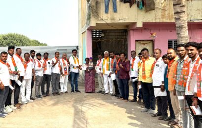 महसूलमंत्री विखेंनी खंडकरी शेतकऱ्यांचा प्रश्न कायमस्वरूपी सोडवला, वर्ग दोनच्या जमिनी एक करण्याबाबतचा महत्त्वपूर्ण निर्णय घेतला महसूलमंत्री विखेंनी खंडकरी शेतकऱ्यांचा प्रश्न कायमस्वरूपी सोडवला, वर्ग दोनच्या जमिनी एक करण्याबाबतचा महत्त्वपूर्ण निर्णय घेतला