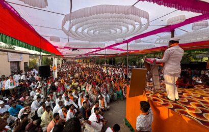 प्रचंड जनसमुदायाच्या उपस्थितीत महायुतीचे उमेदवार शिवाजीराव कर्डिलेंच्या प्रचार सभेची सांगता प्रचंड जनसमुदायाच्या उपस्थितीत महायुतीचे उमेदवार शिवाजीराव कर्डिलेंच्या प्रचार सभेची सांगता