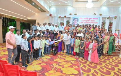 जिल्हा परिषद प्राथमिक शाळेच्या शिक्षिकेला पालकांनी दिली चक्क स्कुटी !