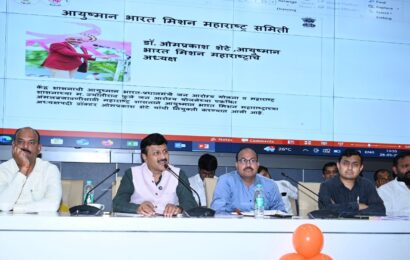 आरोग्याच्या सेवा शेवटच्या घटकापर्यंत पोहोचविण्यासाठी आयुष्यमान भारत गोल्डन कार्ड नोंदणी प्रक्रियेला अधिक गती द्या – डॉ. ओमप्रकाश शेटे