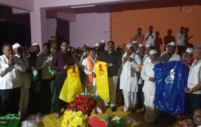 डॉ. विश्वासराव आरोटे यांचा स्तुत्य उपक्रम, अगस्ती आश्रम पायी पालखी सोहळ्यात वारकऱ्यांना रेनकोट वाटप