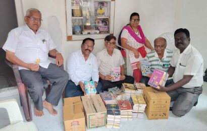 अनिल देशपांडे यांनी दिली पसायदान वाचनालयास ४०० पुस्तके भेट