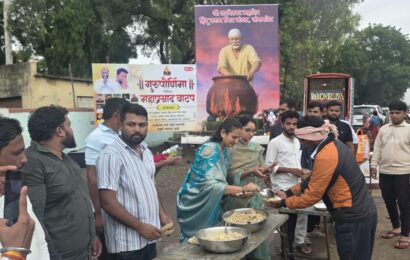 गुरुपौर्णिमेनिमित्त नीलमताई खताळ यांच्या हस्ते महाप्रसादाचे वाटप